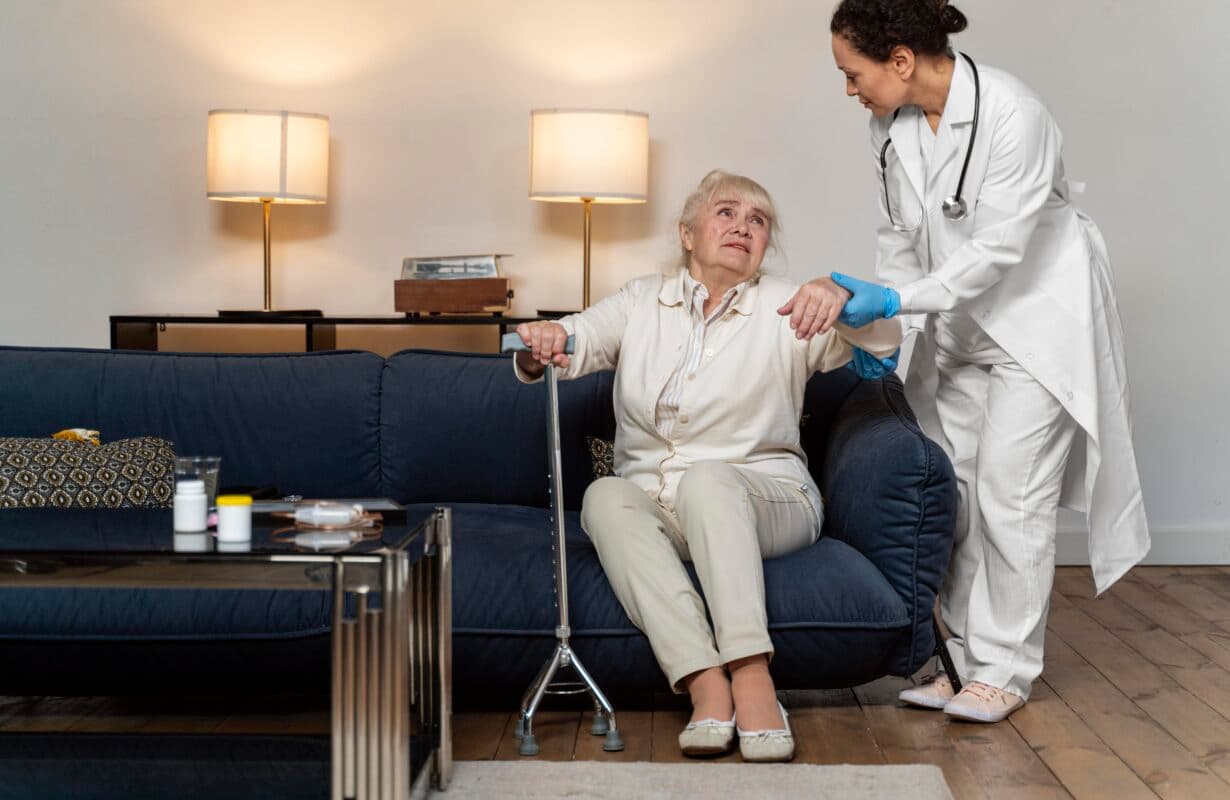 https://wsfris.studiolegalefrisani.com/media/2026/06/doctor-helping-her-old-patient-stand-up.jpg