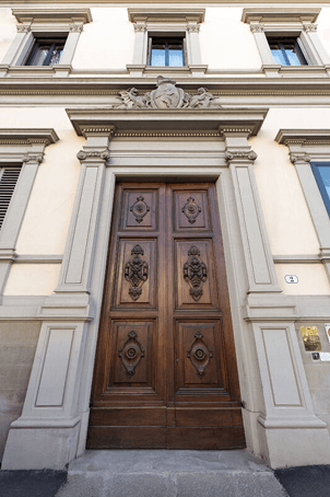 Porta del palazzo dello studio